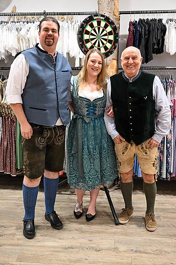  Clemens Gabriel mit Freundin und Managerin Lisa Heuser, Dr. Axel Munz (©Foto. Trachten Angermaier)